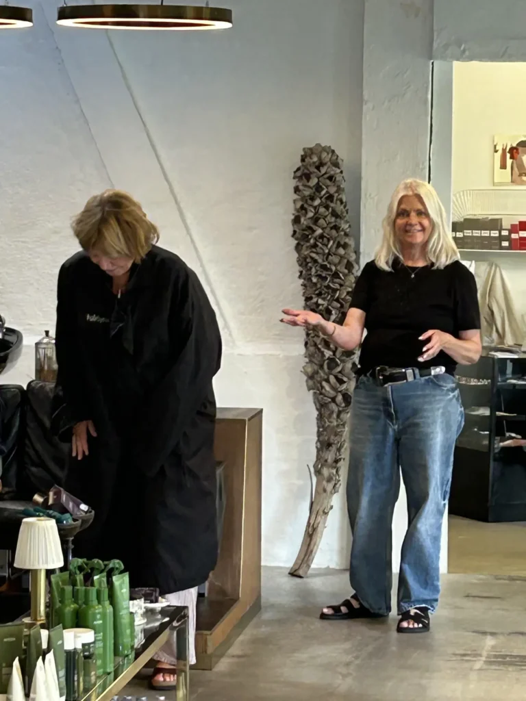 Arbejde i Hair by Nature-salonen